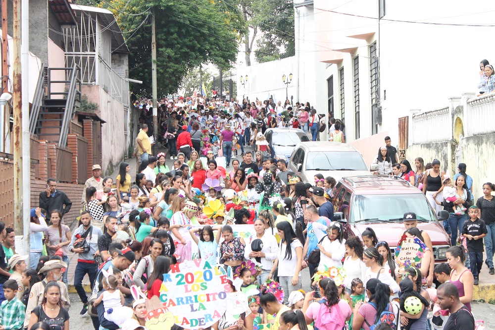 Instituciones educativas de Carrizal inician Carnaval con las comparsas