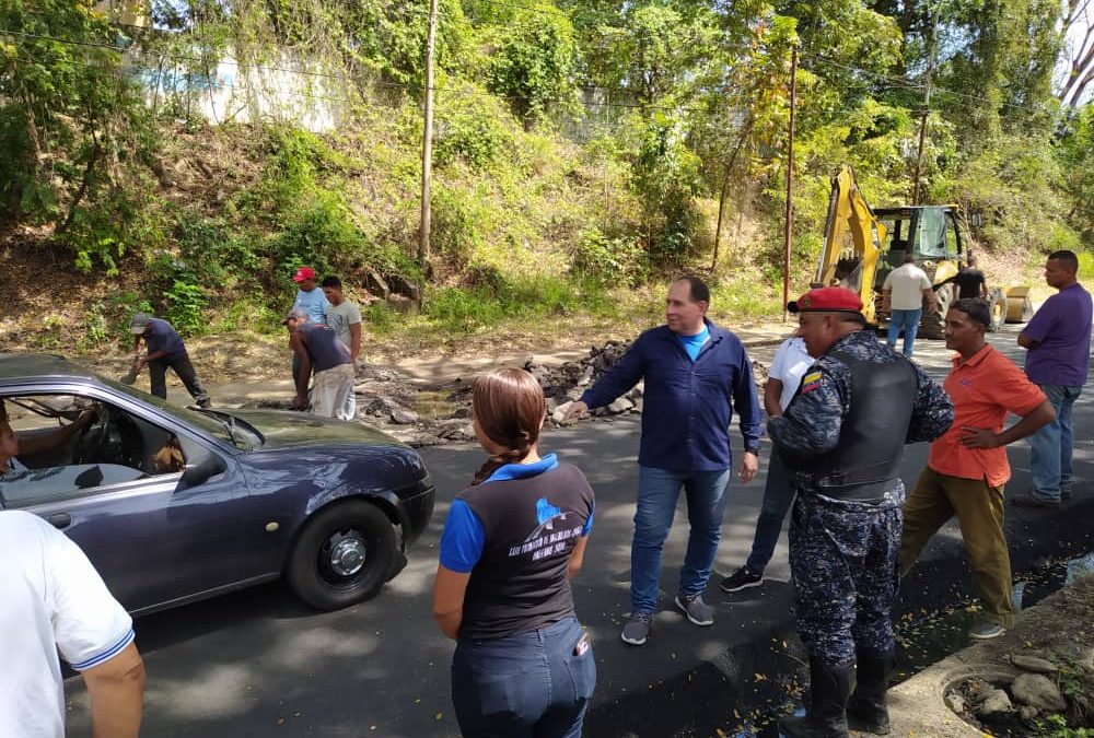 Recuperan vialidad en Independencia con más de 60 toneladas de asfalto