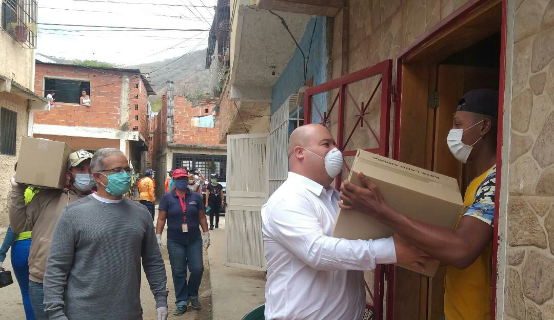 Jubilados  de la Gobernación de Miranda reciben cajas CLAP casa por casa