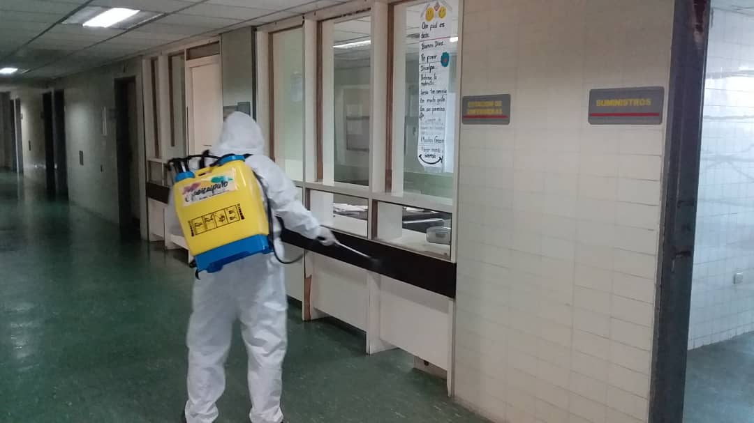 Bomberos de Miranda realizaron jornada de desinfección y limpieza en Hospital Victorino Santaella