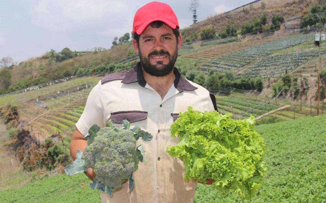 Jean Carlos Mujica siembra con amor alimentos para el pueblo en tiempos de cuarentena