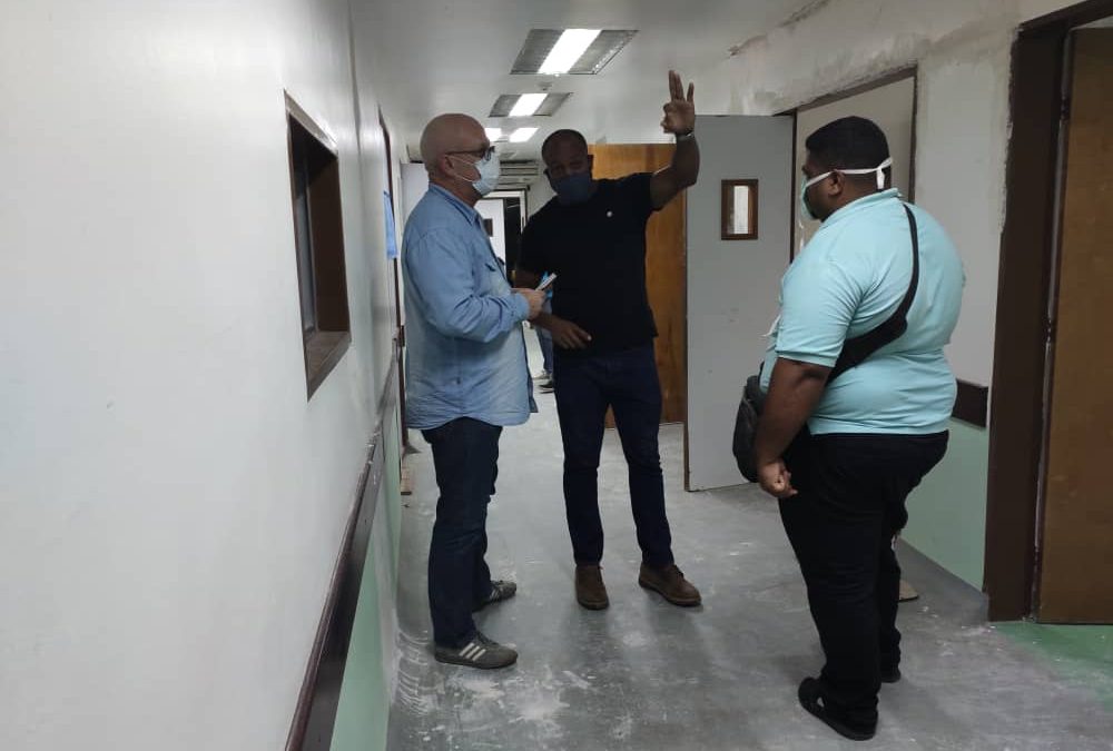 Realizan trabajos de reparación en Hospital Ernesto Regener de Río Chico