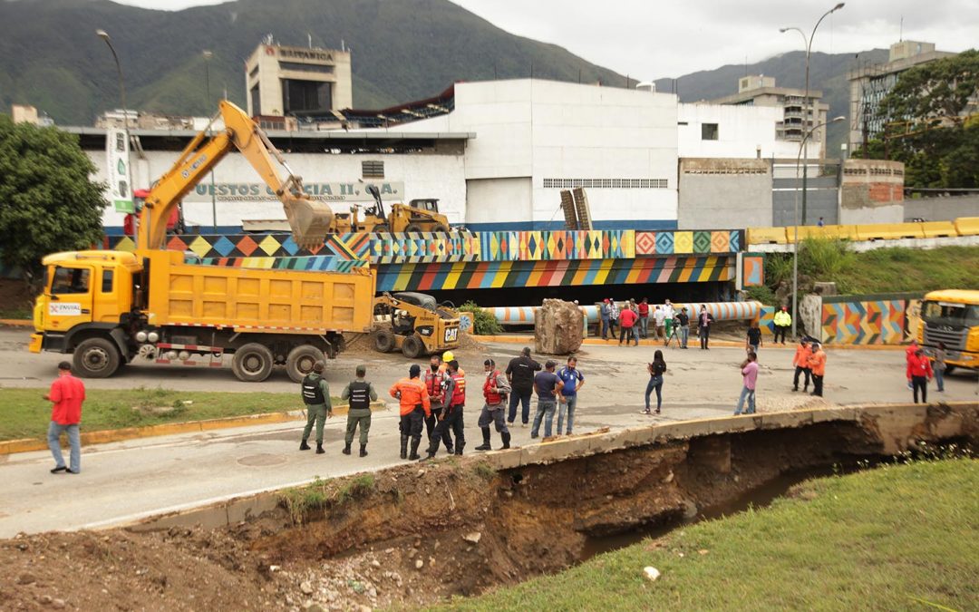 Atienden ruptura de tubería en Distribuidor Altamira
