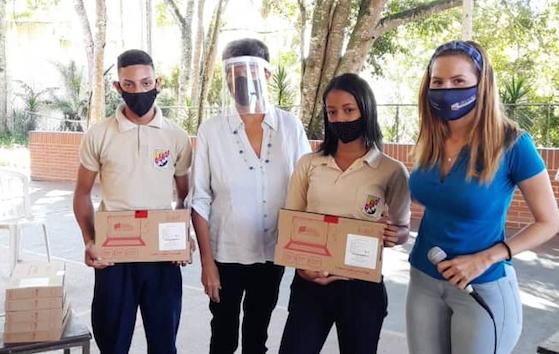 Entregaron tabletas Canaimas a estudiantes de UE Turgua de El Hatillo