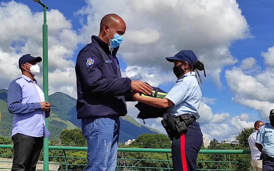 Funcionarios de la Policía de Miranda reciben dotación de chaquetas