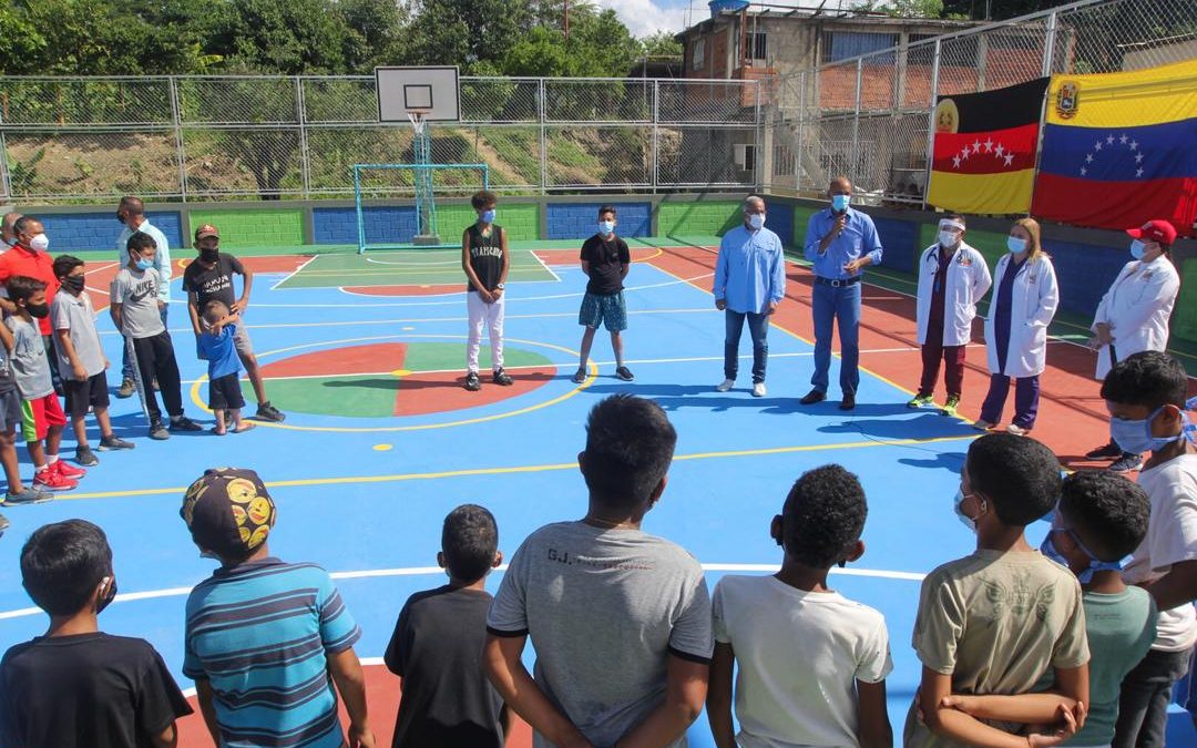 Entregan centro de salud y espacio deportivo a vecinos de Trapichito