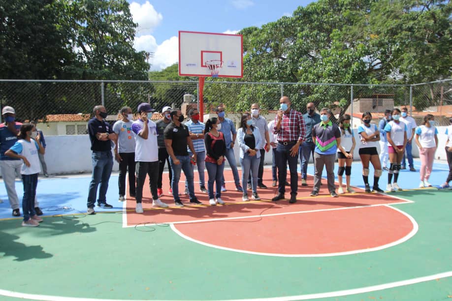 Entregan cancha de baloncesto a comunidad de Lecumberry en Cúa