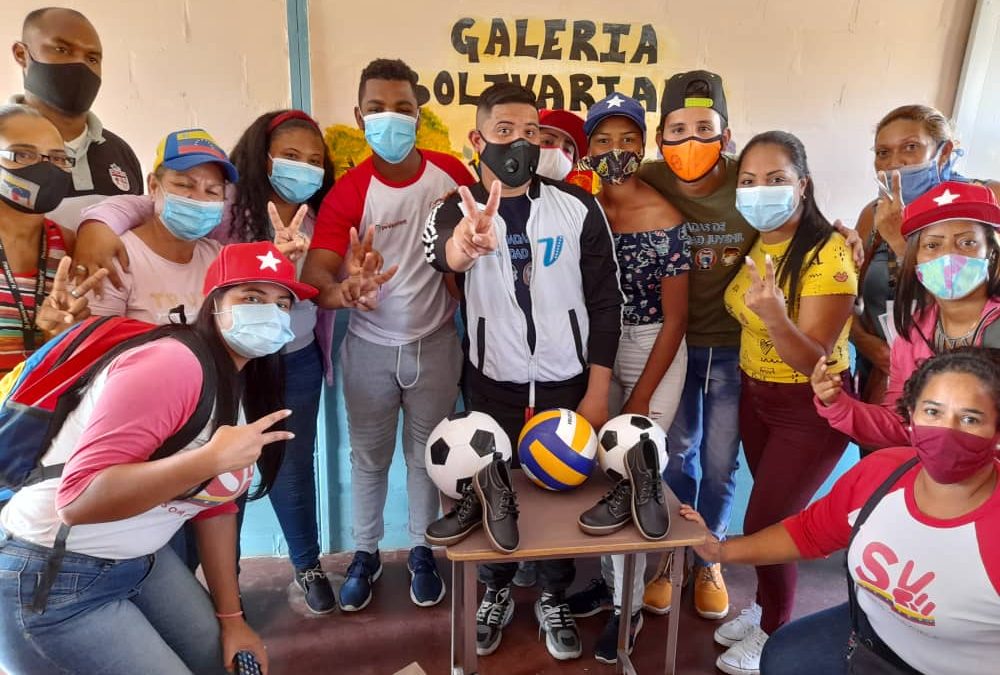 Jóvenes de Urdaneta y Paz Castillo recibieron calzado y kits deportivos