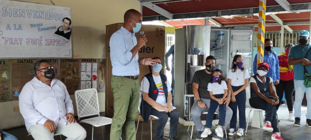 Entregan dotación escolar al  Liceo “8 de Diciembre”