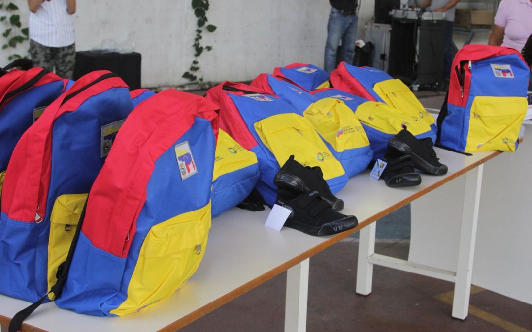 Entregan útiles y uniformes a escolares de Urdaneta