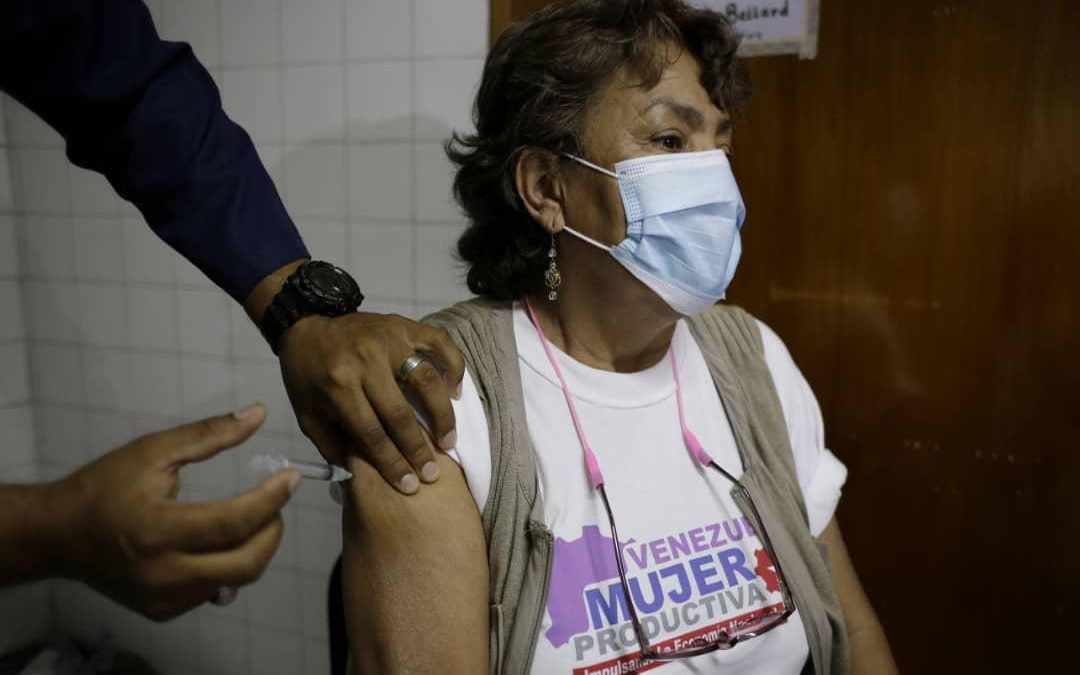 Adultos mayores de Miranda comienzan a recibir vacuna Sputnik V