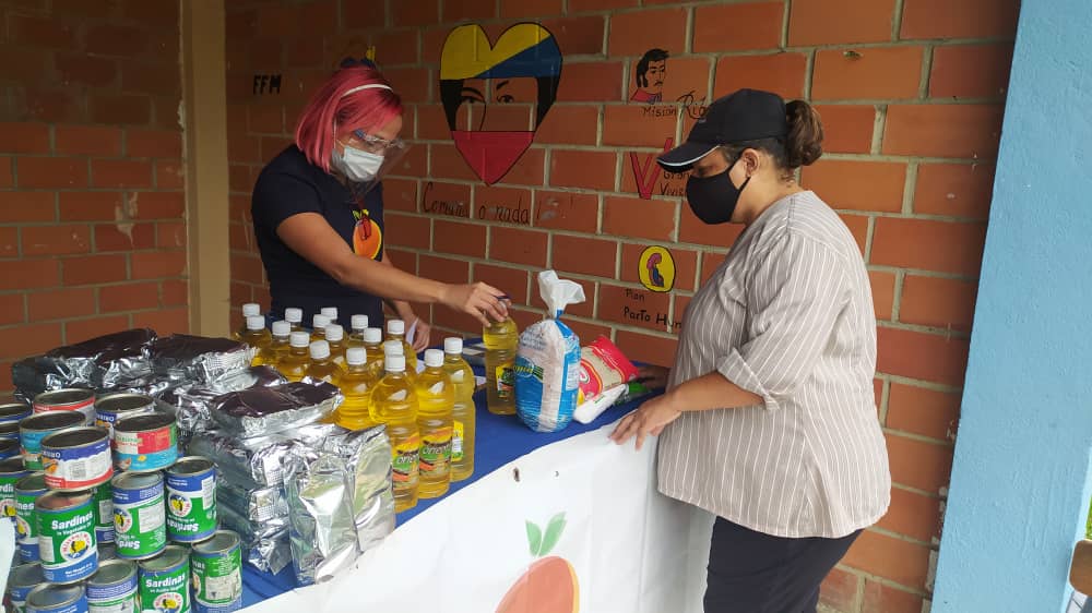 Familias de Urdaneta fueron atendidas con mercado comunitario