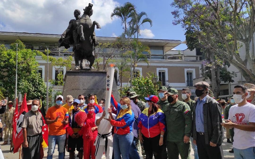 Hijos del Cacique Guaicaipuro recibieron el fuego patrio de Carabobo