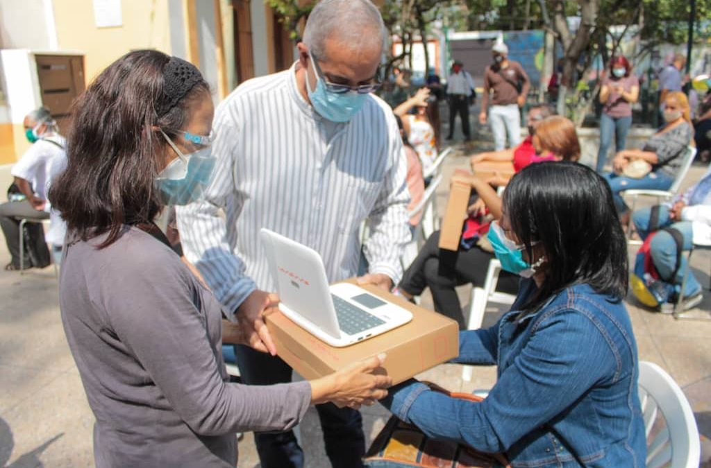 Docentes del municipio Plaza reciben comuptadoras Canaima