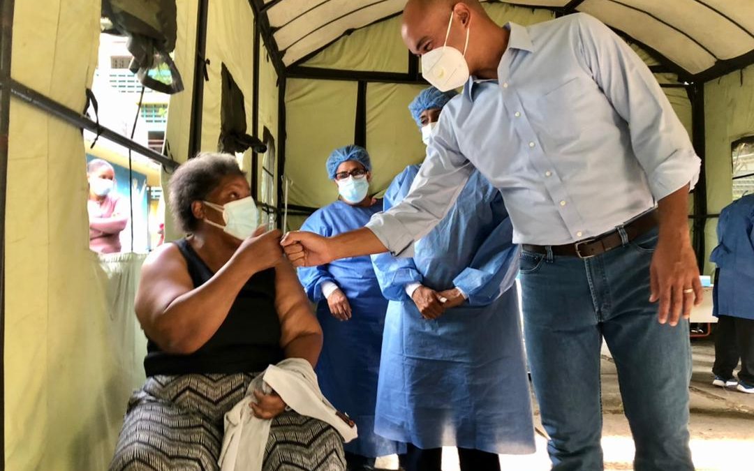 Adultos mayores de Chacao recibieron vacunas contra la COVID-19