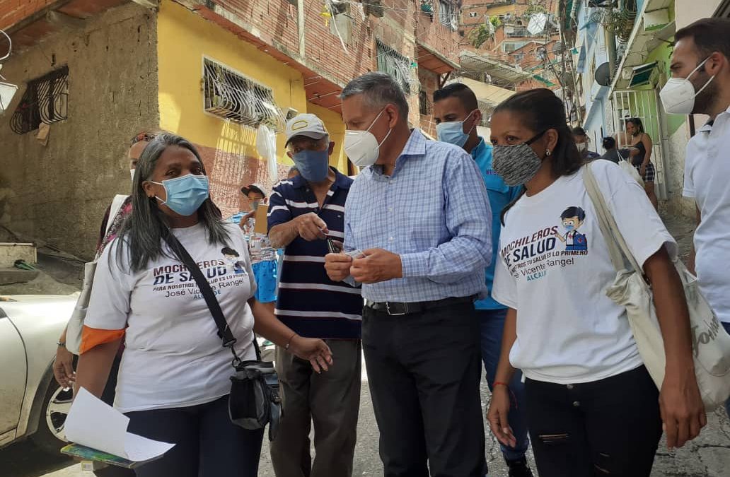 Mochileras de la Salud entregan medicamentos casa a casa en Petare