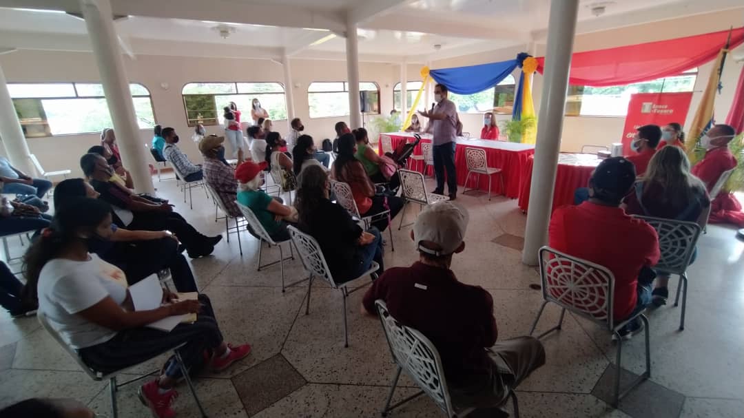 Emprendedores de Guarenas reciben certificados para manipulación de alimentos