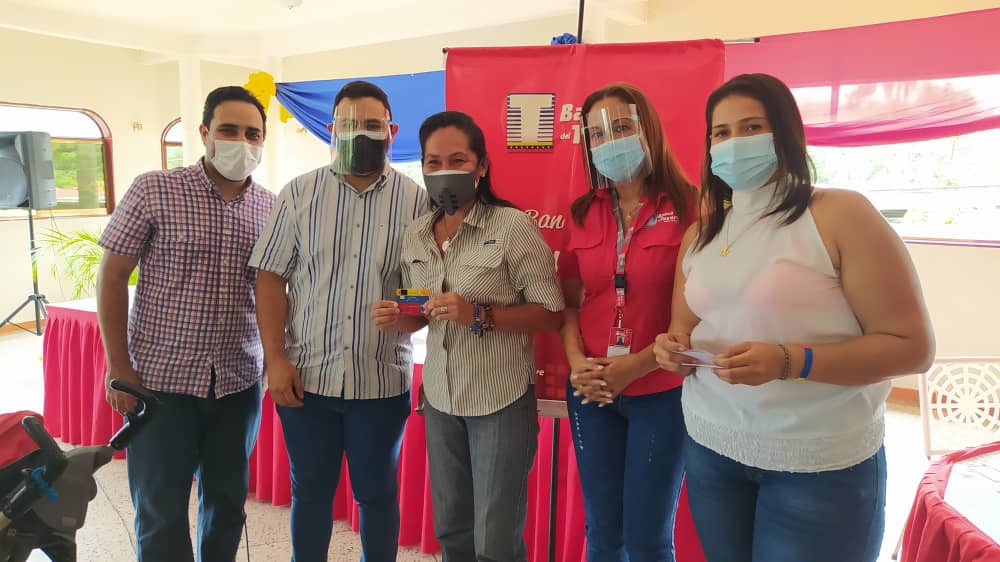 Emprendedores de Urdaneta recibieron tarjetas de débito para operaciones en divisas