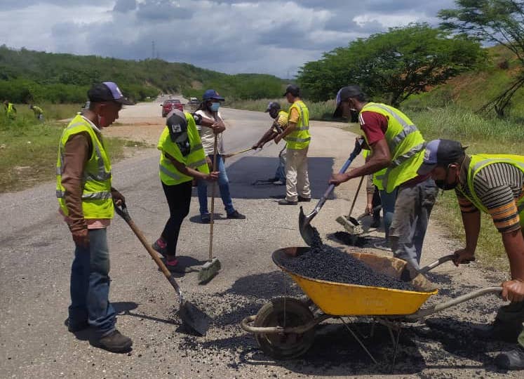 Colocan 20 toneladas de asfalto en autopista La Verota