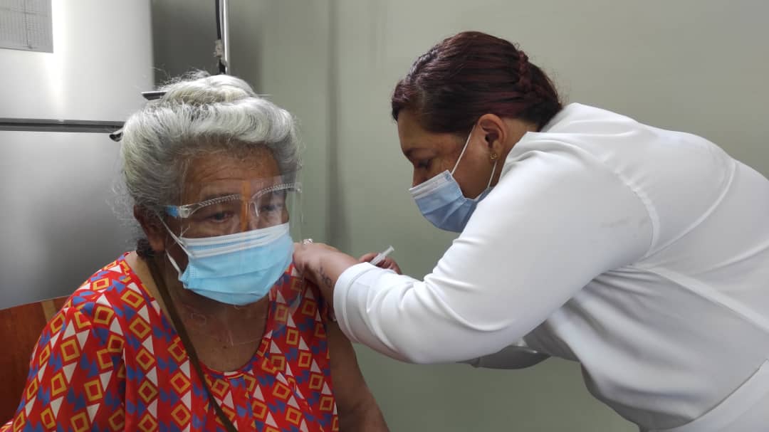 Adultos mayores de Independencia se inmunizan contra la Covid