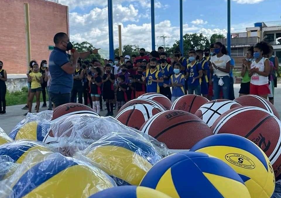 Selecciones deportivas de Tomás Lander recibieron dotación
