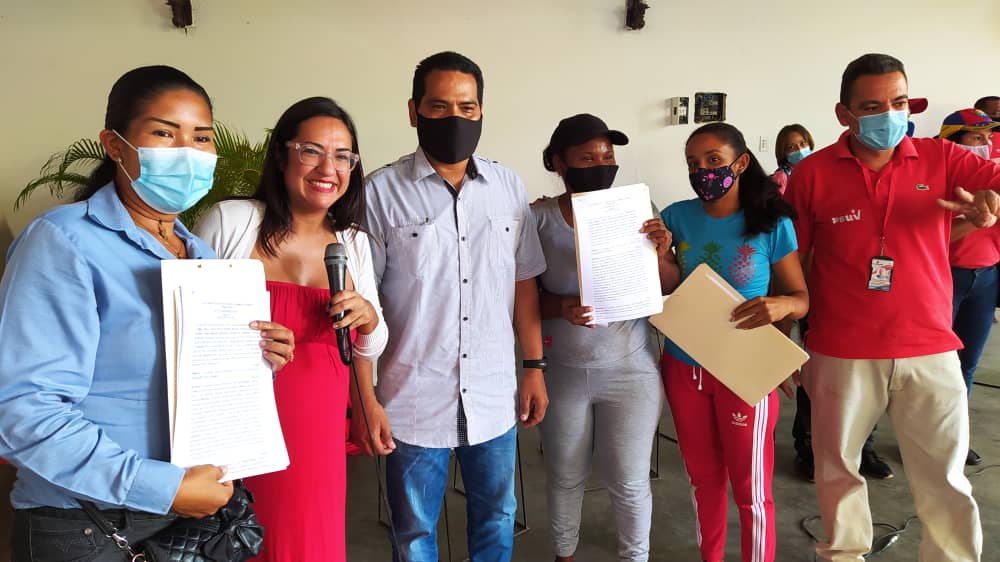 Asambleas de Viviendo Venezolanos de Urdaneta reciben actas de Hábitat y Vivienda