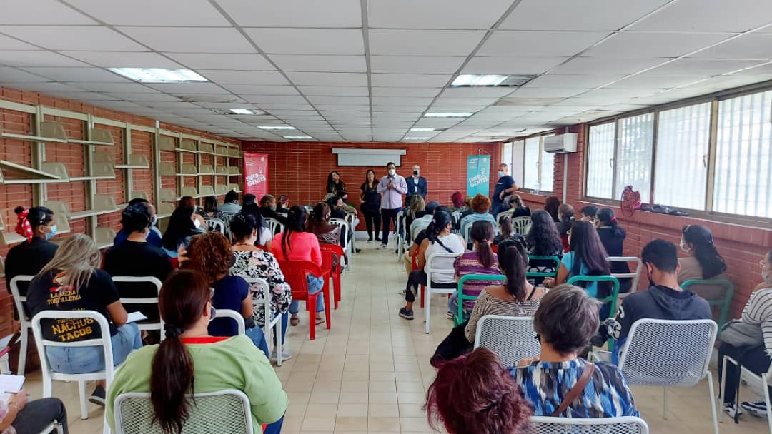Emprendedores participaron en conferencia  Cómo emprender con éxito un evento