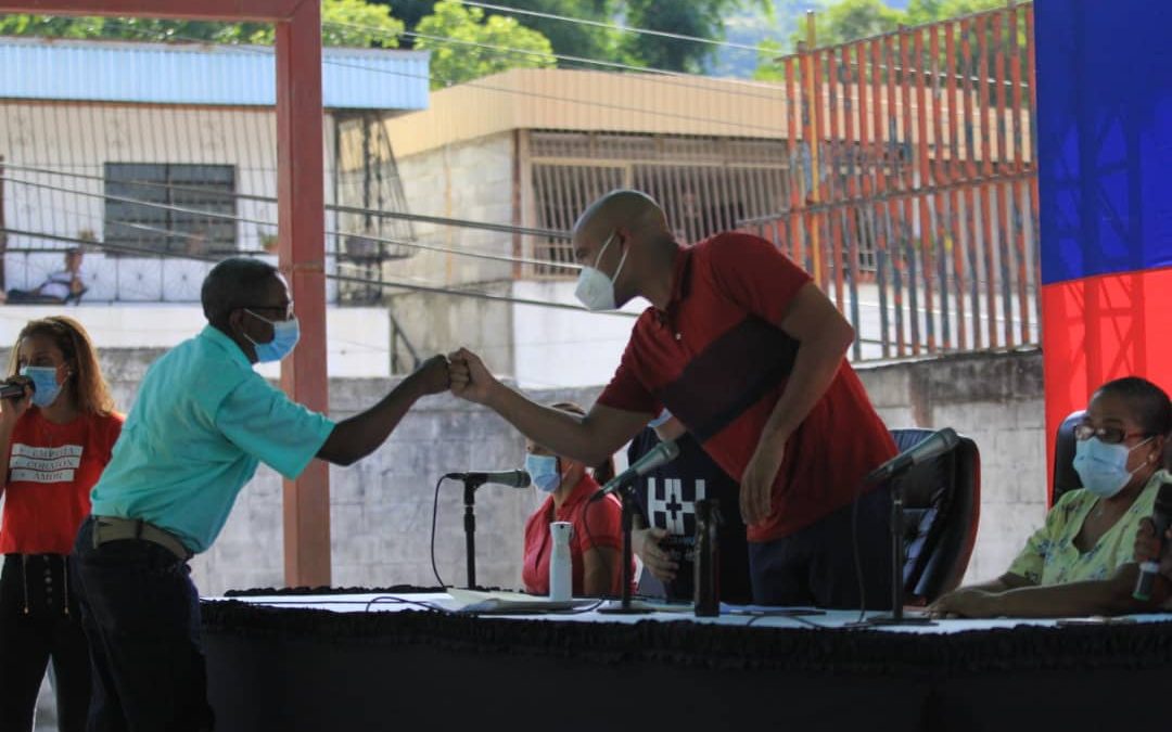 Habitantes de Araira reciben ayudas y compromisos del gobernador Héctor Rodríguez