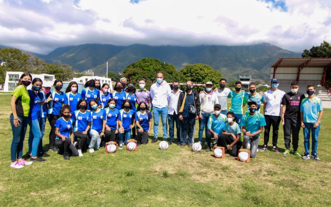 Clubes de fútbol mirandinos reciben zapatos y balones