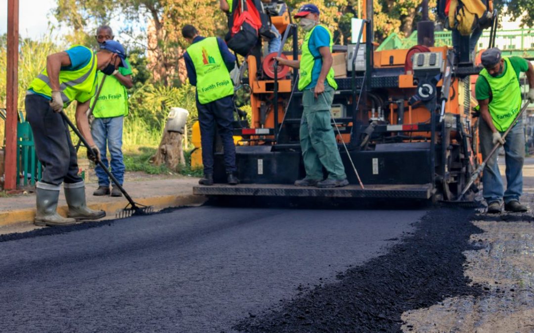 Colocan más de 300 toneladas de asfalto en la avenida Víctor Baptista de Los Teques