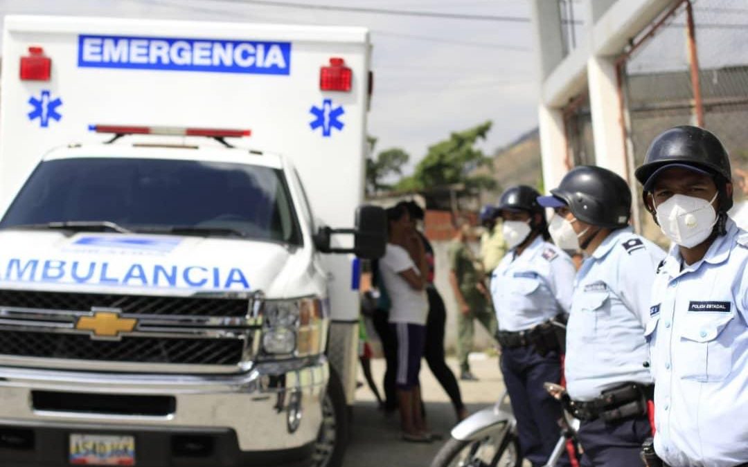Gobernación entregó ambulancia y motopatrullas en Plaza