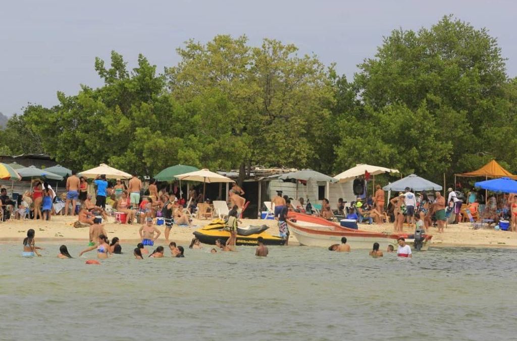 Gran cantidad de temporadistas disfrutan de los carnavales en costas mirandinas