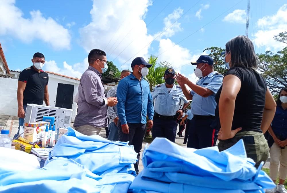 Policía de Miranda entregó uniformes a funcionarios de Páez y Brión