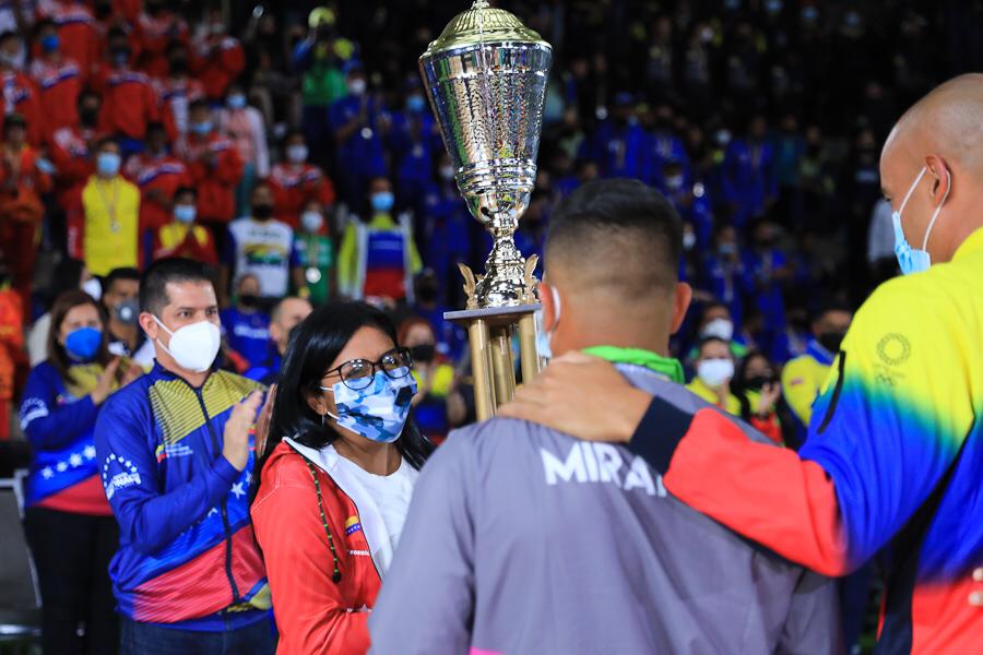 Miranda recibe copa de campeón de XX Juegos Deportivos Nacionales Venezuela