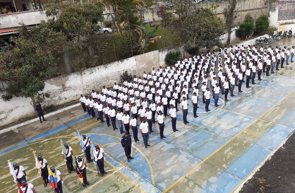 Con beso a la bandera estudiantes de la UNES Altos Mirandinos inician formación