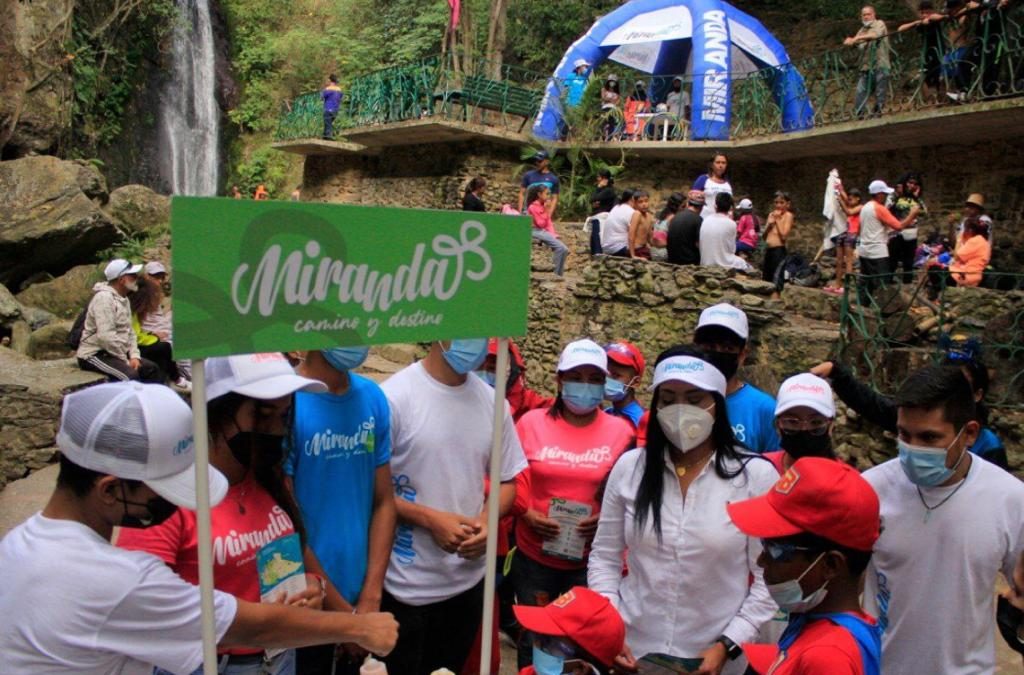 Turistas se dieron cita en el parque Los Chorros de Miranda para disfrutar del carnaval