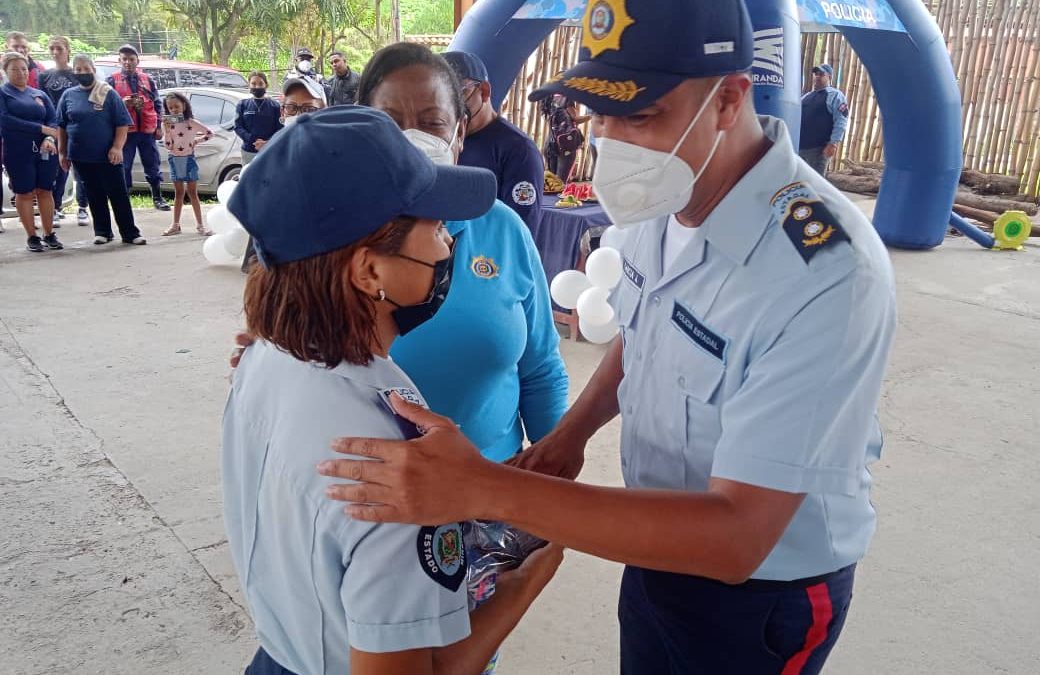 Entregan uniformes a los atletas de la Policía de Miranda