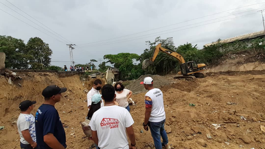 Realizan trabajos de dragado en quebrada de Charallave