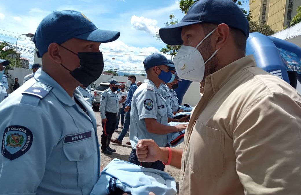 Nueva entrega de uniformes fortalece servicio de la Policía de Miranda