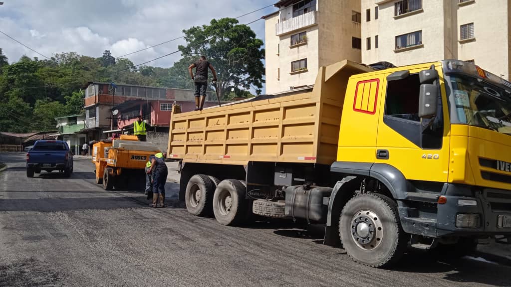 Rehabilitan vías mirandinas con trabajos de asfaltado y bacheo