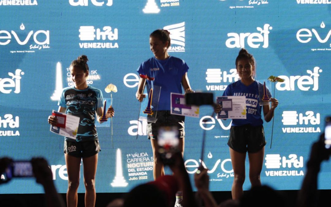 Corredores satisfechos por organización de carrera 5K nocturna de Miranda