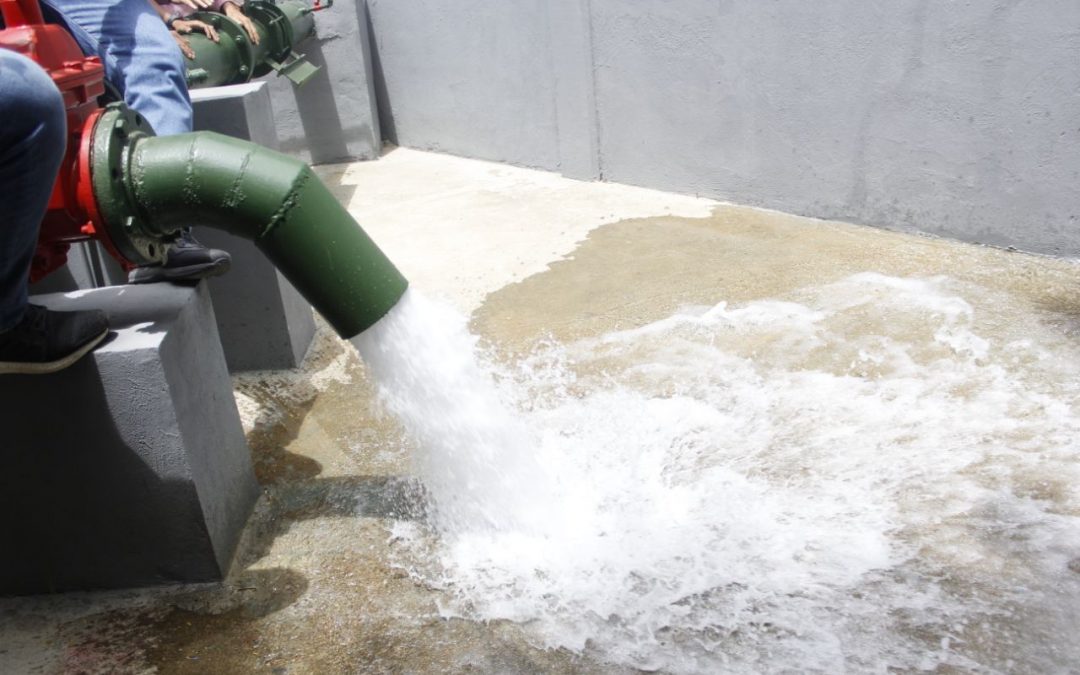 Restituyen servicio de agua tras reparar tubería en avenida Bicentenario de Los Teques