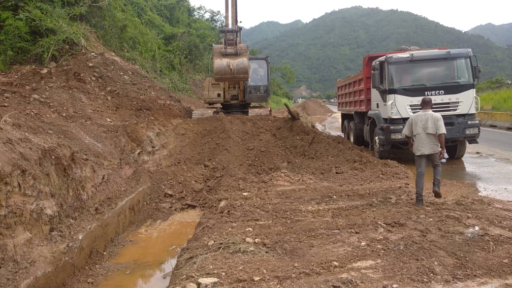 Reparan falla de borde en sector de la Gran Mariscal de Ayacucho