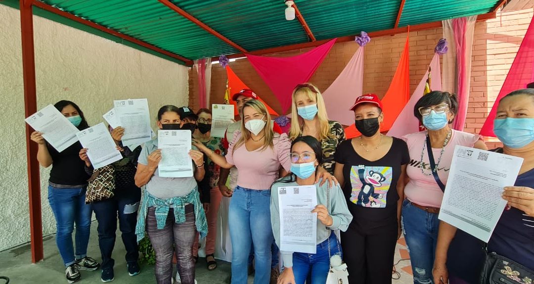 Entregan títulos de tierra a mujeres de Miranda