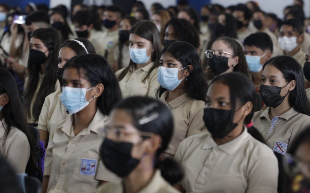 Bachilleres con mejores promedios de Miranda recibieron reconocimientos