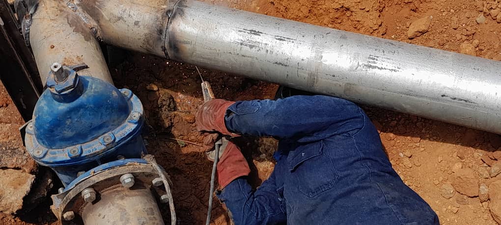 Continúa reparación de tuberías de agua de comunidades mirandinas
