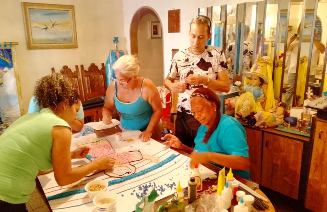 Realizan alfombra de flores en honor al Niño Jesús de Los Teques