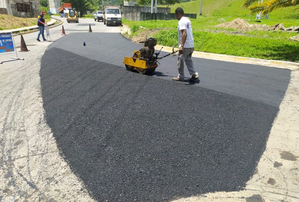 Avanza asfaltado en corredores viales de Charallave