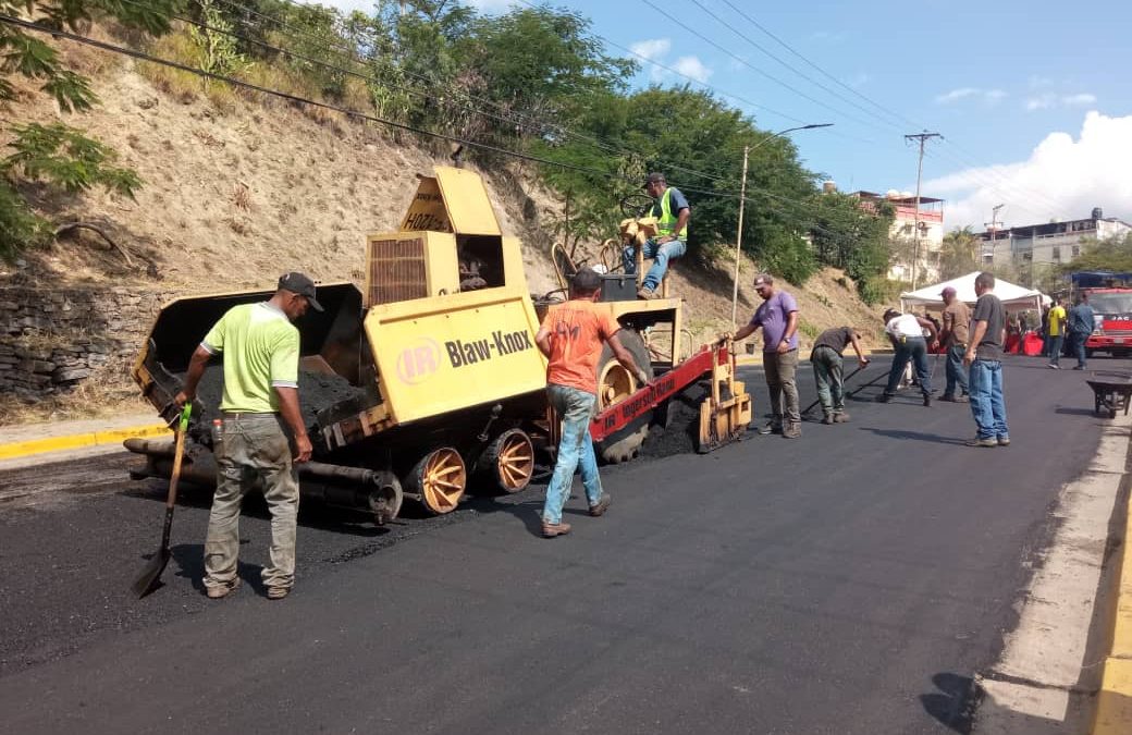 Colocan 10 mil toneladas de asfalto en calles de Guarenas