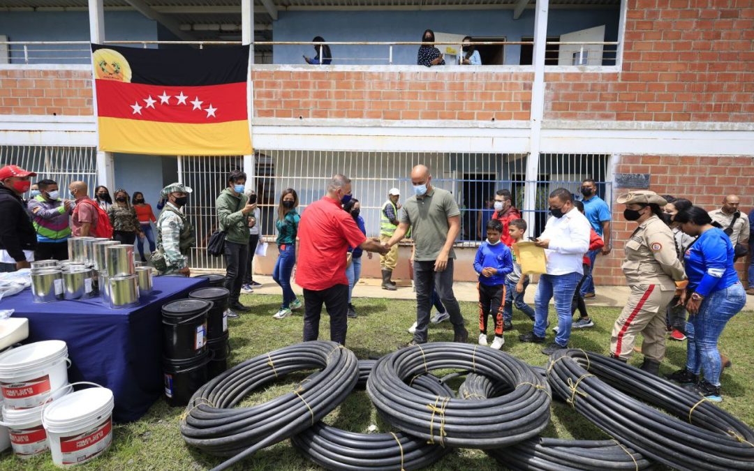 Bricomiles de Guaicaipuro recibieron insumos para rehabilitar escuela Concentración Plan Gavilán